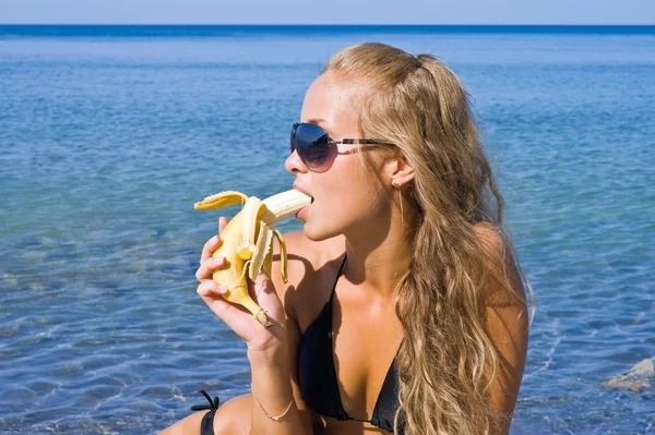 Girl with banana — Stock Photo, Image