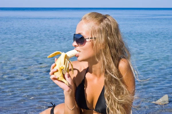 香蕉的女孩 — 图库照片