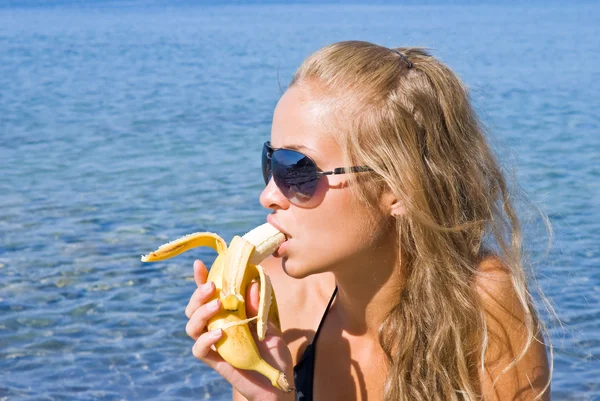 Дівчина з бананом — стокове фото