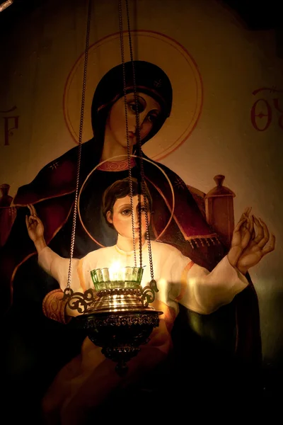 Lâmpada acesa diante do ícone de Nossa Senhora . — Fotografia de Stock