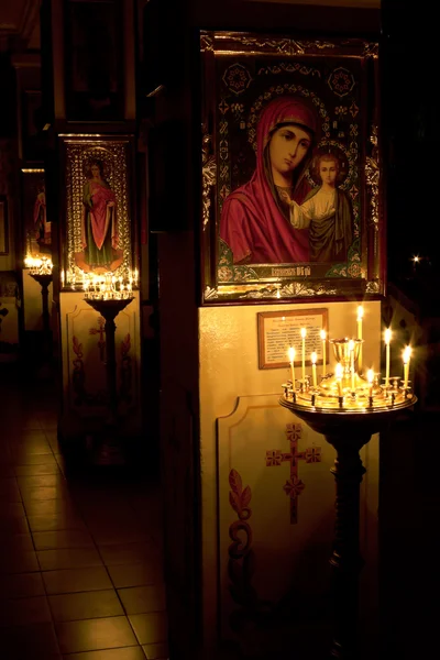 Κεριά και μια λάμπα που καίει στην εκκλησία. Royalty Free Εικόνες Αρχείου