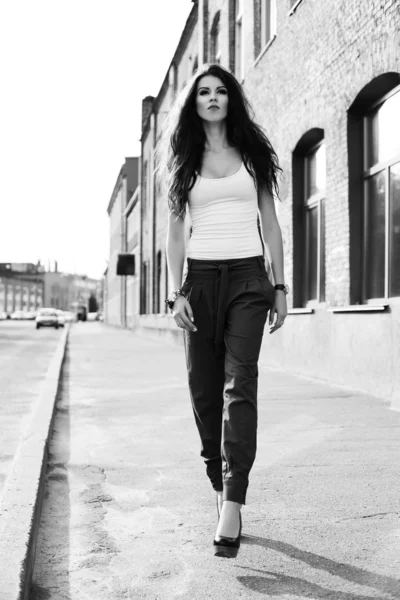 Yürüyen kadın — Stok fotoğraf