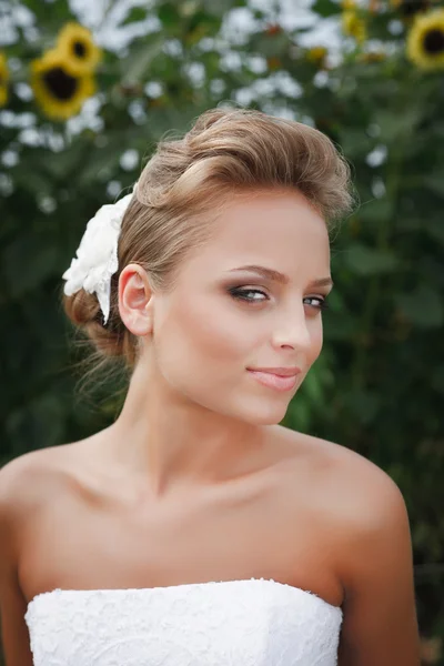 Schöne Braut im weißen Kleid — Stockfoto