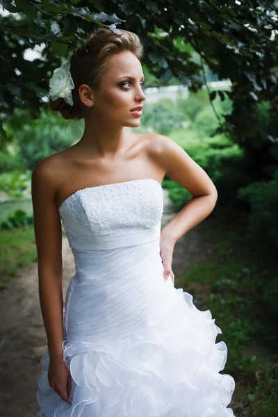 Belle mariée en robe blanche — Photo