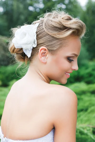 Красивая невеста в белом платье — стоковое фото