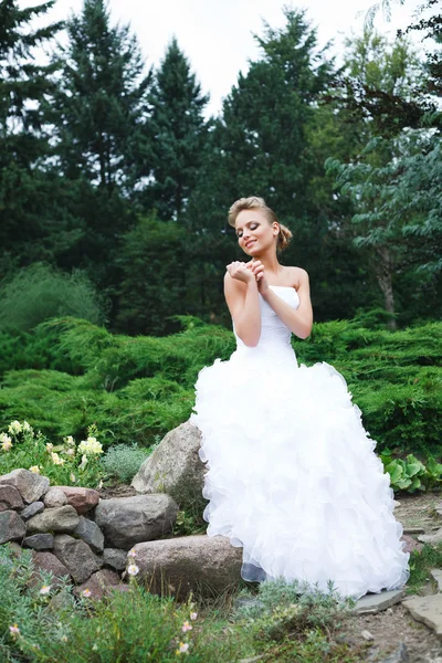 Bella sposa in abito bianco — Foto Stock