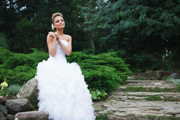Belle mariée en robe blanche — Photo