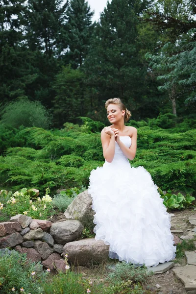 Beyaz elbiseli güzel gelin — Stok fotoğraf