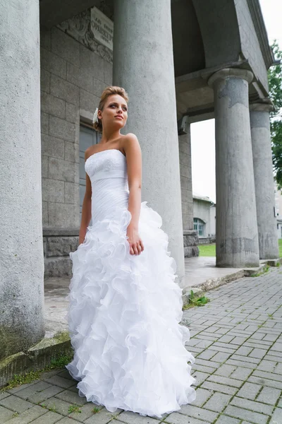 Schöne Braut im weißen Kleid — Stockfoto