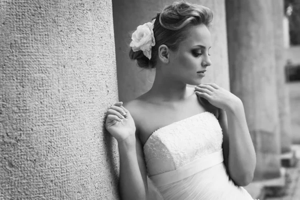 Beautiful bride in white dress — Stock Photo, Image