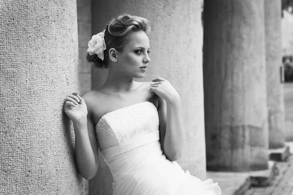 Mooie bruid in witte jurk — Stockfoto