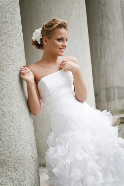 Mooie bruid in witte jurk — Stockfoto