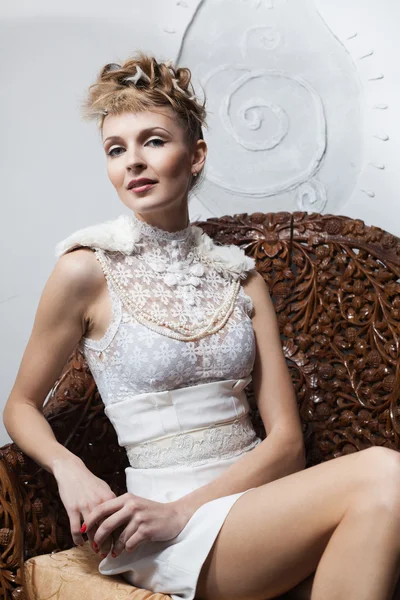 Bílé šatyvit klänning — Stockfoto