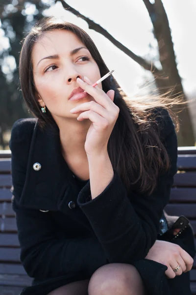 Куріння жінки — стокове фото
