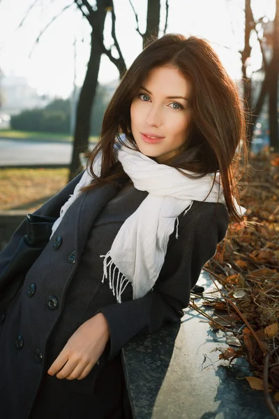 Young woman in city — Stock Photo, Image