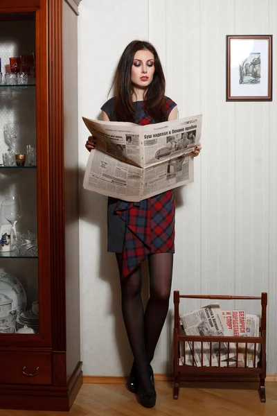 女性と新聞 — ストック写真
