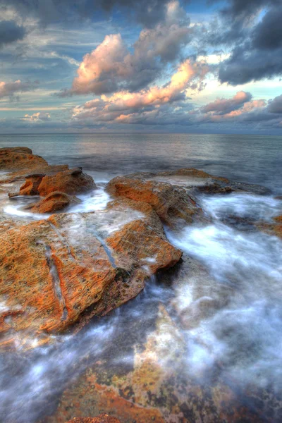 Pedras do mar ao pôr-do-sol - Sydney Austrália — Fotografia de Stock