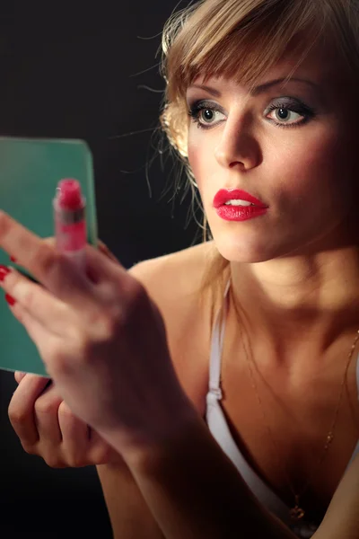 Vacker ung kvinna söker i hand spegel — Stockfoto