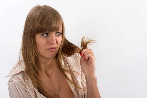 Женщина держит плохие волосы в руках Лицензионные Стоковые Фото