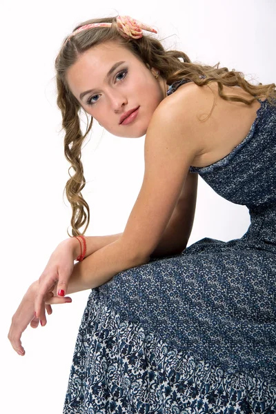 Портрет красивой молодой девушки с длинными волосами на кольцах — стоковое фото