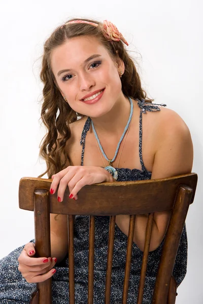Portrét smějící se krásná mladá dívka s vlasy dlouhé prstýnky — Stock fotografie