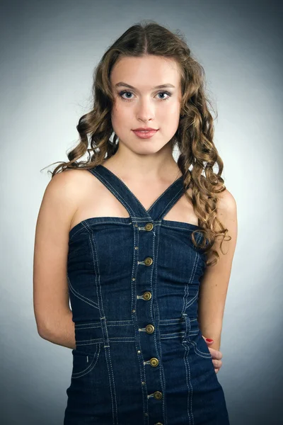 長い巻き毛の髪とはかなり若い女の子の肖像画 — ストック写真