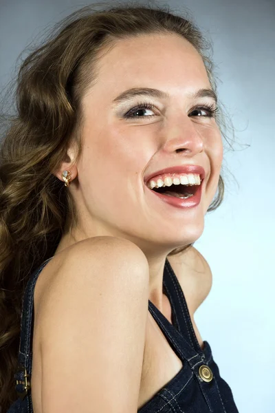 Retrato de una joven bonita y sonriente con largos bucles en el pelo —  Fotos de Stock