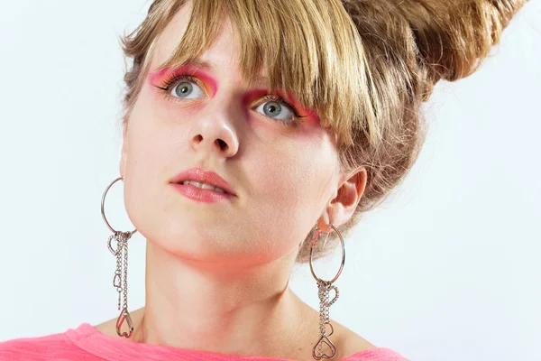 Schöne brünette Frau mit rosa Make-up — Stockfoto