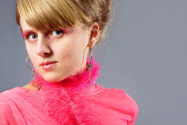 Porträtt av ung kvinna som rosa plym — Stockfoto