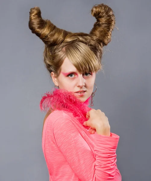 Porträt einer jungen Frau mit rosa Feder — Stockfoto