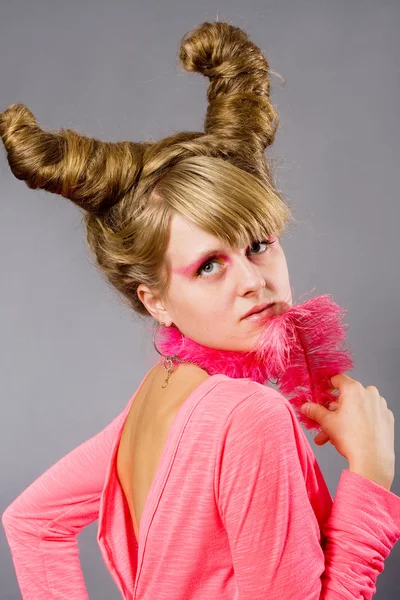 Portrét mladá žena wich růžové chochol — Stock fotografie