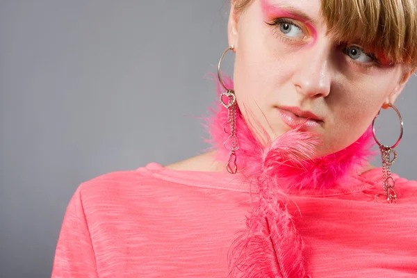 年轻女子至极粉红色羽流的肖像 — 图库照片