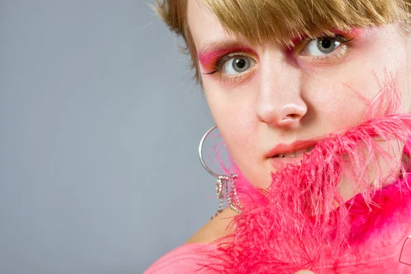 Ritratto di giovane donna con pennacchio rosa — Foto Stock