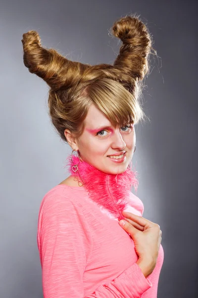 粉红色羽流的年轻女人的肖像 — 图库照片