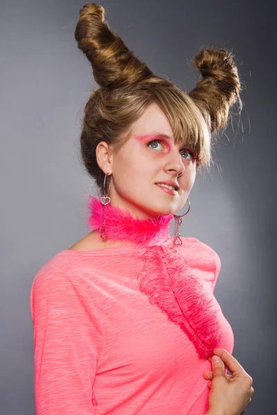ピンクのプルームを持つ若い女性の肖像画 — ストック写真