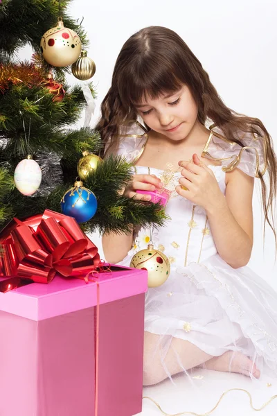Little girl opening christmas present — Stock Photo, Image