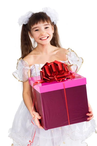 Hübsches kleines Mädchen lächelt mit Geschenk — Stockfoto