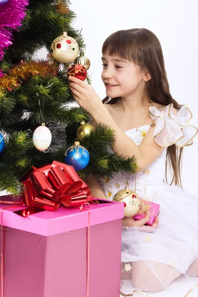 Piccola ragazza sorridente che tiene la decorazione dell'albero di Natale — Foto Stock