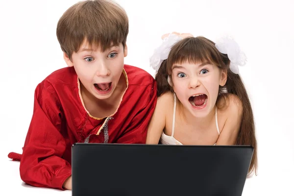 çocuklar dizüstü bilgisayar ile.