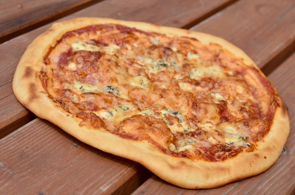 Пицца изолирована — стоковое фото