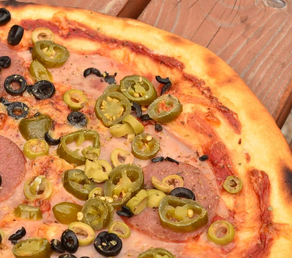 Pizza na białym tle — Zdjęcie stockowe