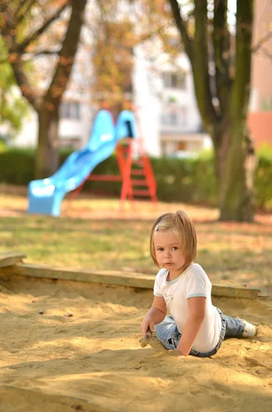 Bebê no parque infantil — Fotografia de Stock