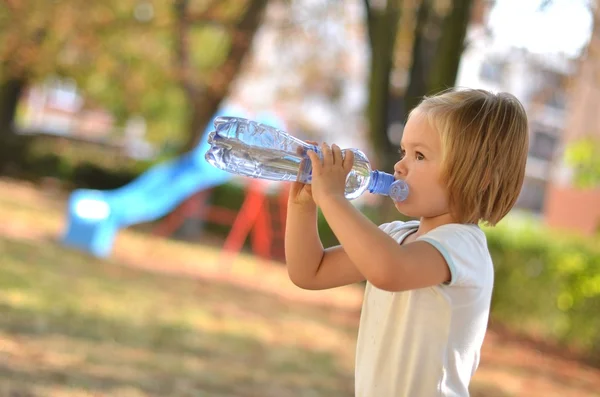 Kislány ivóvíz — Stock Fotó