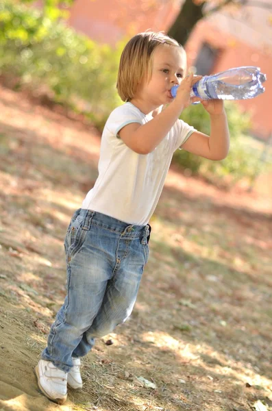 Holčička pitná voda — Stock fotografie