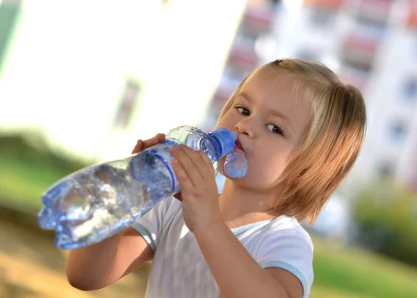 Маленькая девочка пьет воду — стоковое фото