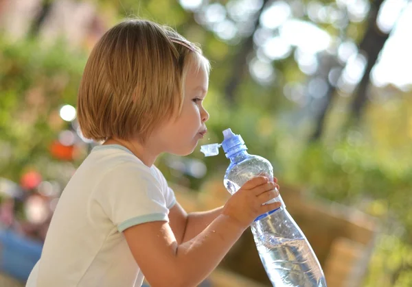 Κοριτσάκι πόσιμο νερό — Φωτογραφία Αρχείου