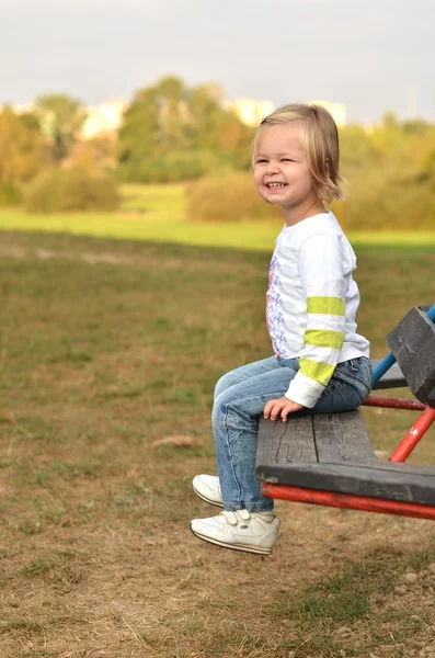 Bambino al parco giochi — Foto Stock