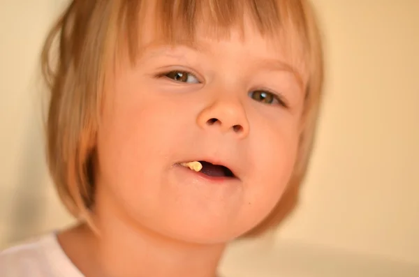 Bambino con gomma da masticare — Foto Stock