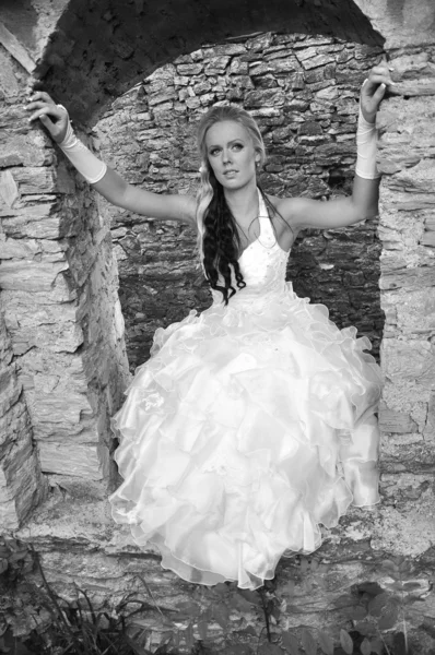 Gyönyörű menyasszony pózol az esküvője napján. — Stock Fotó