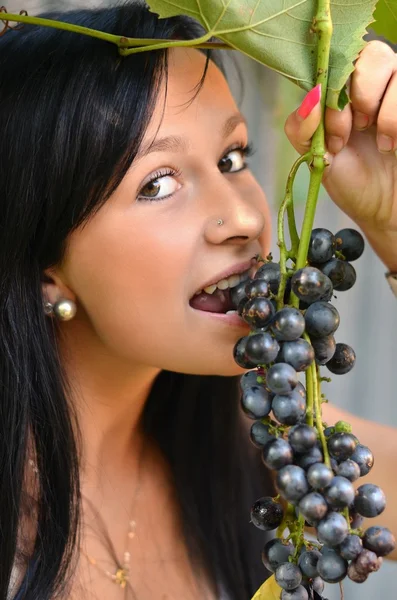 年轻漂亮的女人与葡萄 — 图库照片